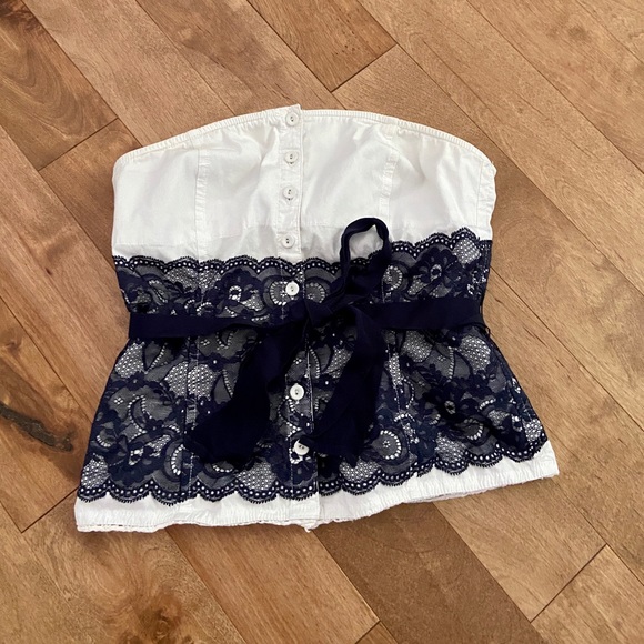 Cute button up lace strapless top - Picture 2 of 4